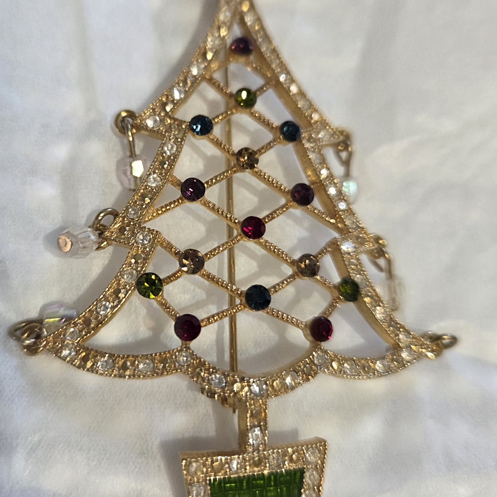 Avon Vintage Enamel Signed 2005 Gold Christmas Tree Brooch with Colorful Gems
